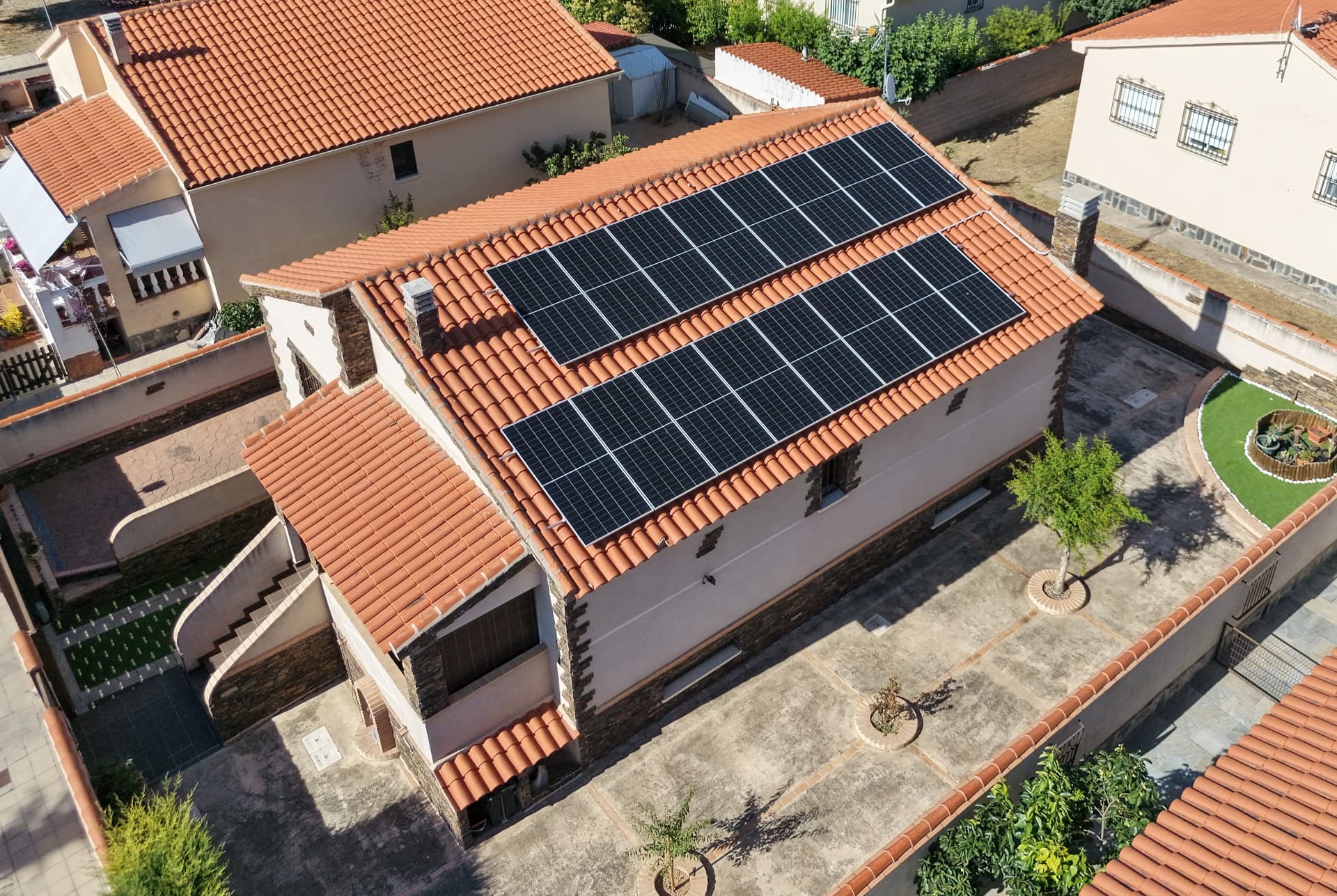 Vista aérea de instalación de placas solares en vivienda de Toledo